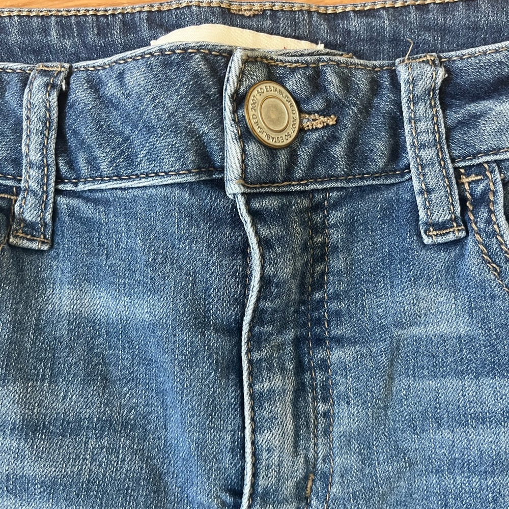 So Juniors Lowrise Bermuda Lightwash Jean Shorts Size 11 - Picture 3 of 10